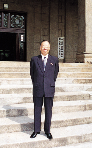 1996年，张效祥在武汉大学图书馆门前