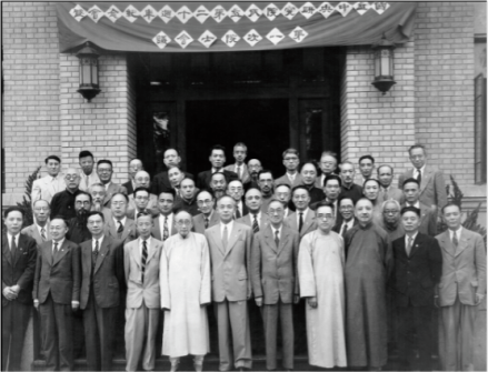 1948年中央研究院院士合影，后排左起第五位为殷宏章院士