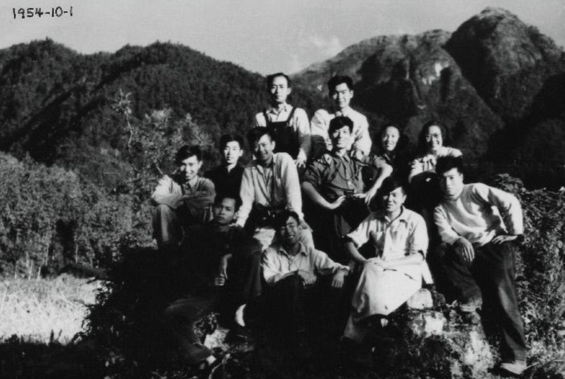 1954年王文采(中左1)与考察队员在江西萍乡武功山