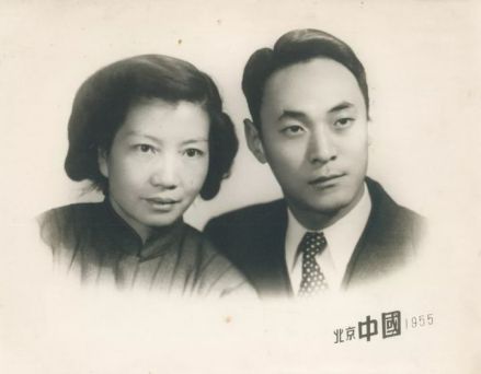 1955年，周明镇与妻子柴梅尘合影