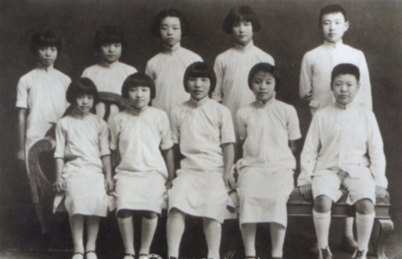 1935年8月，张树政（前排左一）小学毕业与同学合影