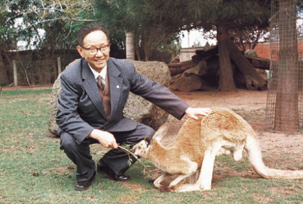 1980年，童宪章出访澳大利亚