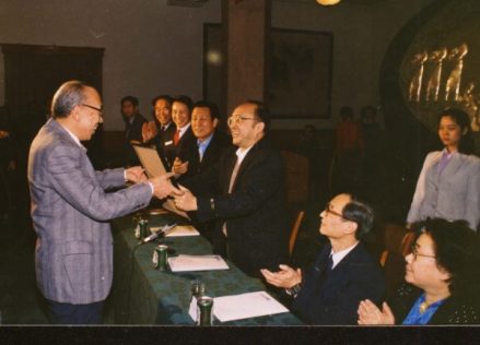 1990年颁发奥委会授予的中国兴奋剂检测中心证书（左一：周同惠）