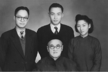 1940年，彭少逸（后排中）与妻子、三哥和父亲合影