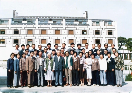 1986年，唐有祺（左7）在国际小分子晶体结构会议上留影