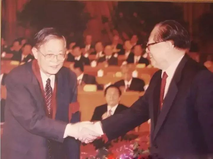 1999年，时任国家主席江泽民授予周光召“两弹一星”功勋奖章 