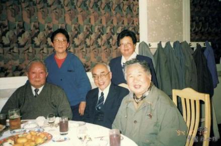 1994年， 与吴良镛（右）、任震英（左）相聚