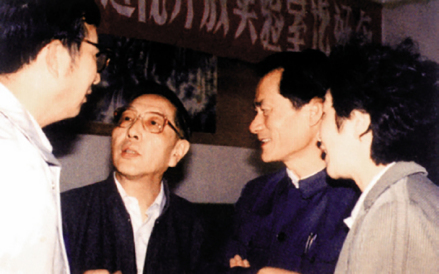 1990年，施立明(右2)与李振声(左1)等亲切交谈