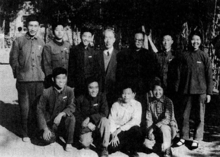 1964年，王淦昌（后排右三）、赵九章与学生在一起