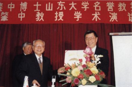 1995年，邓从豪（左）向丁肇中博士授山东大学名誉教授证书