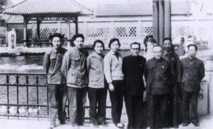 1963年，傅鹰（右三）赴山东大学讲学时，在济南趵突泉合影