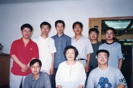 2001年，石青云和学生在一起