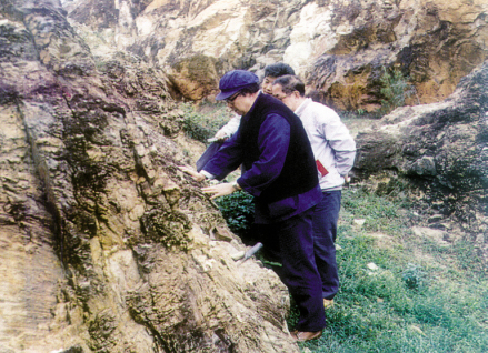 1990年，张炳熹和李文达在野外考察火山岩