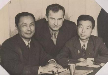 1957年，戴松恩（左一）与苏联专家合影