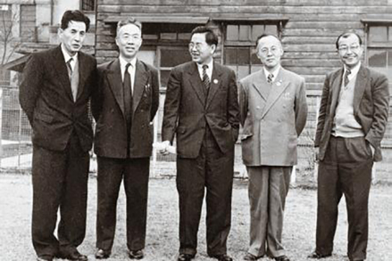 1957年，涂长望（中）、赵九章(左2)、李街(右2)等合影