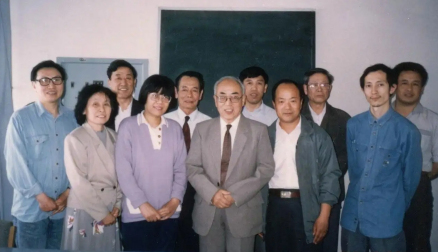 1995年，侯仁之在北京大学与学生合影