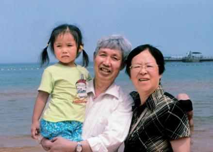 2008年，王克明夫妇与孙女摄于山东威海