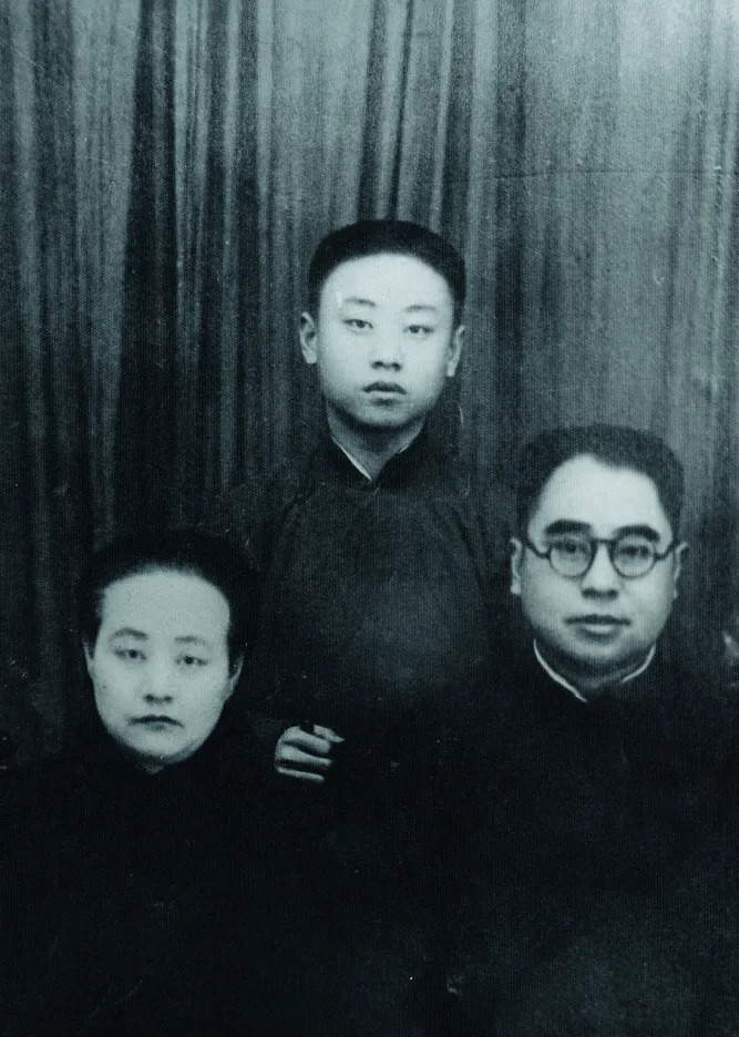 1939年，于敏与母亲王士兰（左）、父亲于振霄（右）合影 