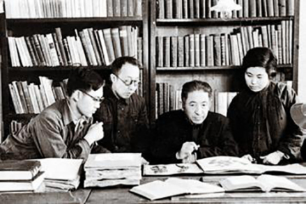 1962年，俞德浚（右2）与李朝銮、关克俭、谷粹芝等探讨问题