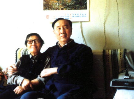 1993年，马杏垣夫妇在家中