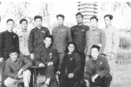 1955年，北京大学第一届半导体方向毕业生和黄昆合影