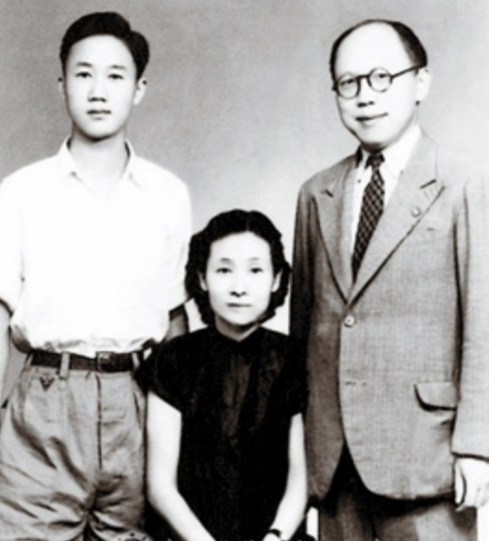 1946年，张孝骞访美前与家人在重庆留影