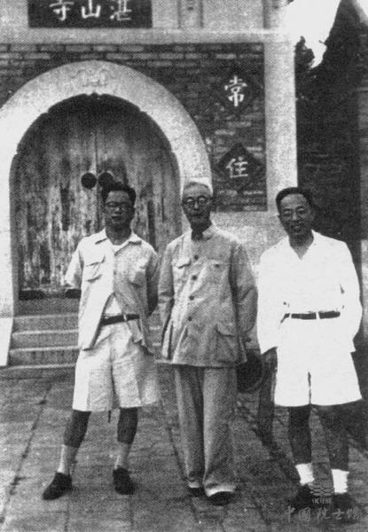 1957年，谭其骧（左）与顾颉刚（中）、侯仁之合影