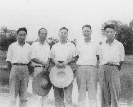 1960年，张致一（中）与朱洗（左1）、庄孝僡（右2）等合影