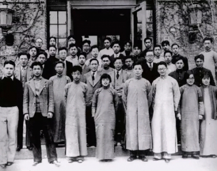 1936 年清华大学物理系部分师生在清华大学科学馆前合影