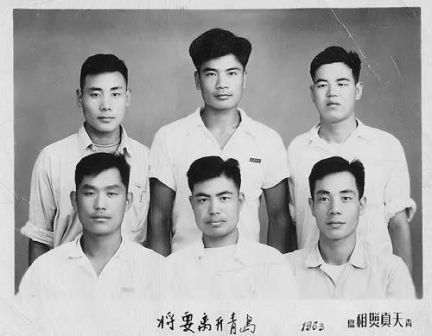 1953年刘振兴（后排左一）与同学合影