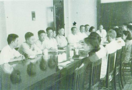 1952年，庄长恭在中科院有机化学所会议上（上排右五）