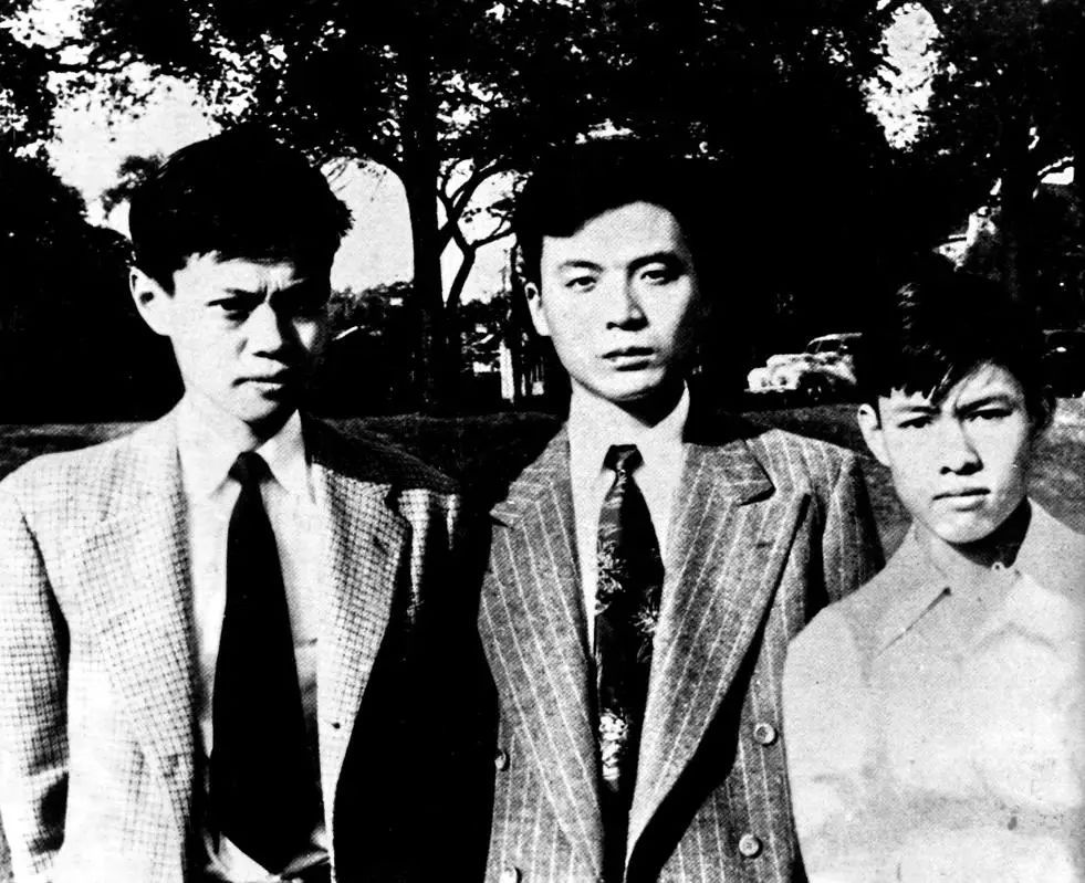 1950年，邓稼先（中）与杨振宁、杨振平在美国留学期间合影 