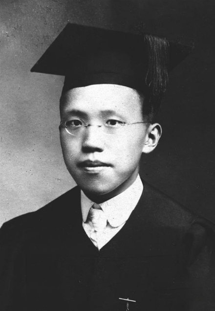 1921年，张孝骞在湘雅医学院毕业典礼上留影