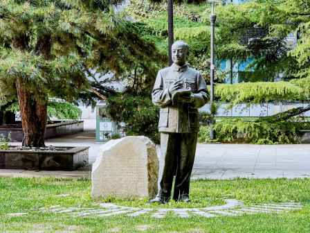 钱学森雕像（北京航空航天大学）