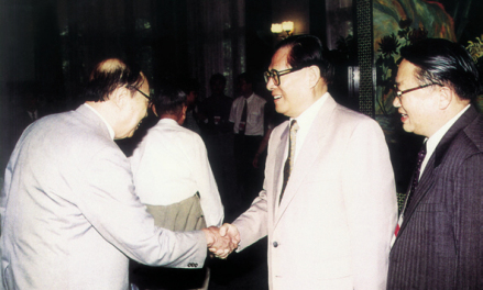 1996年，江泽民主席与张炳熹（左1）握手