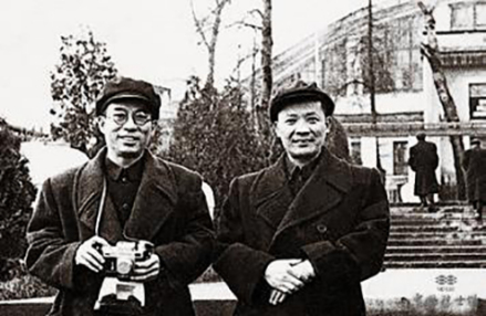 1952年，钱志道（左）与沈鸿在莫斯科合影