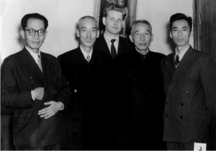 1955年，戴芳澜（左2）、丁颖（右2）、刘仪（右1）等合影