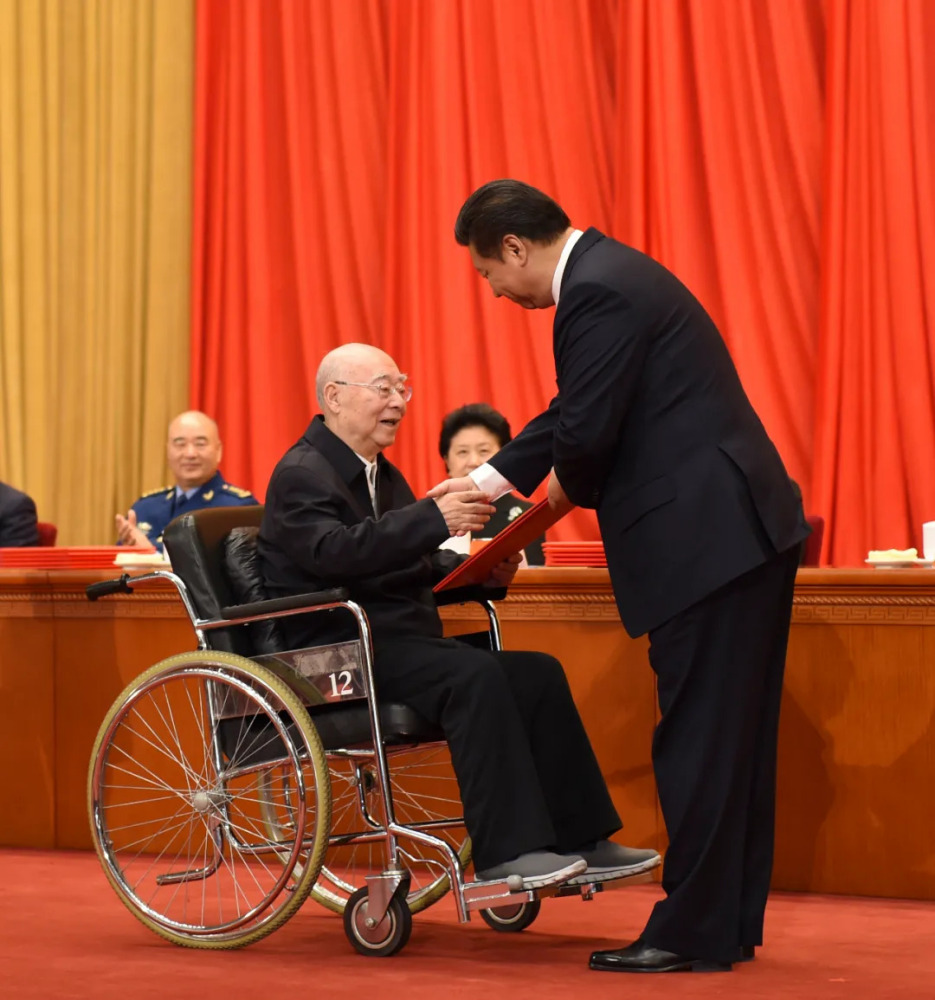 2015年1月9日，习近平总书记向于敏颁发国家最高科技奖证书 