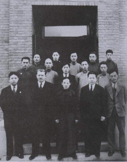 1933年,李连捷（前排右一）等在中央地质调查所大楼前合影