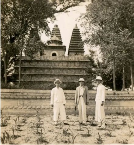 1935年，刘敦桢（右）、杨廷宝（中）、林是镇勘察真觉寺